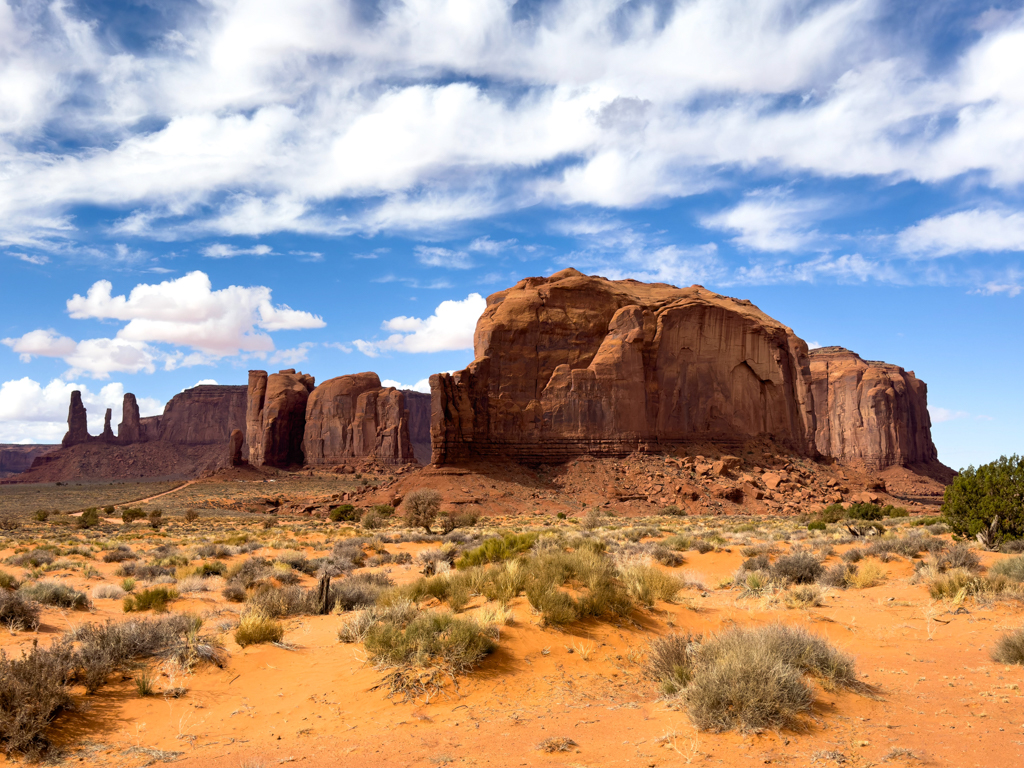 links three Sisters mit John Ford's Point. Im Vordergrund Camel Butte