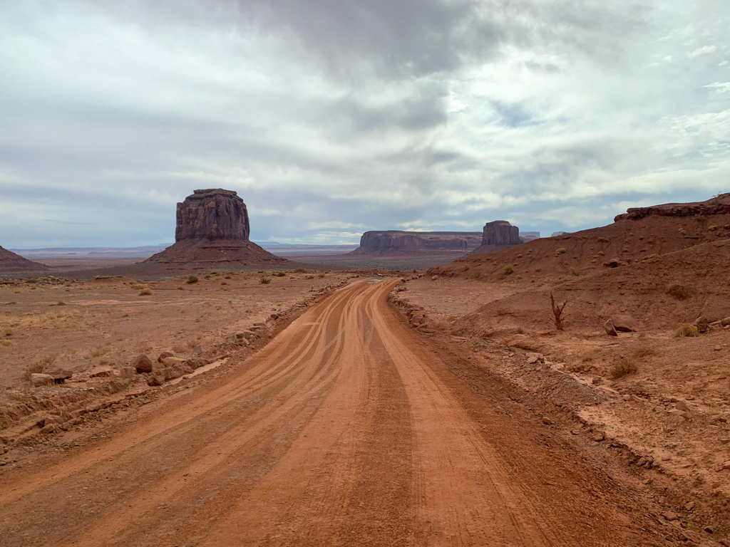 rote staubige Piste durch das Monument Valley