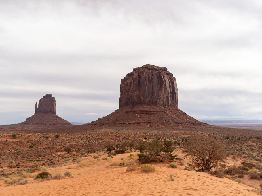 links West Mitten Butte, rechts Merrick Butte
