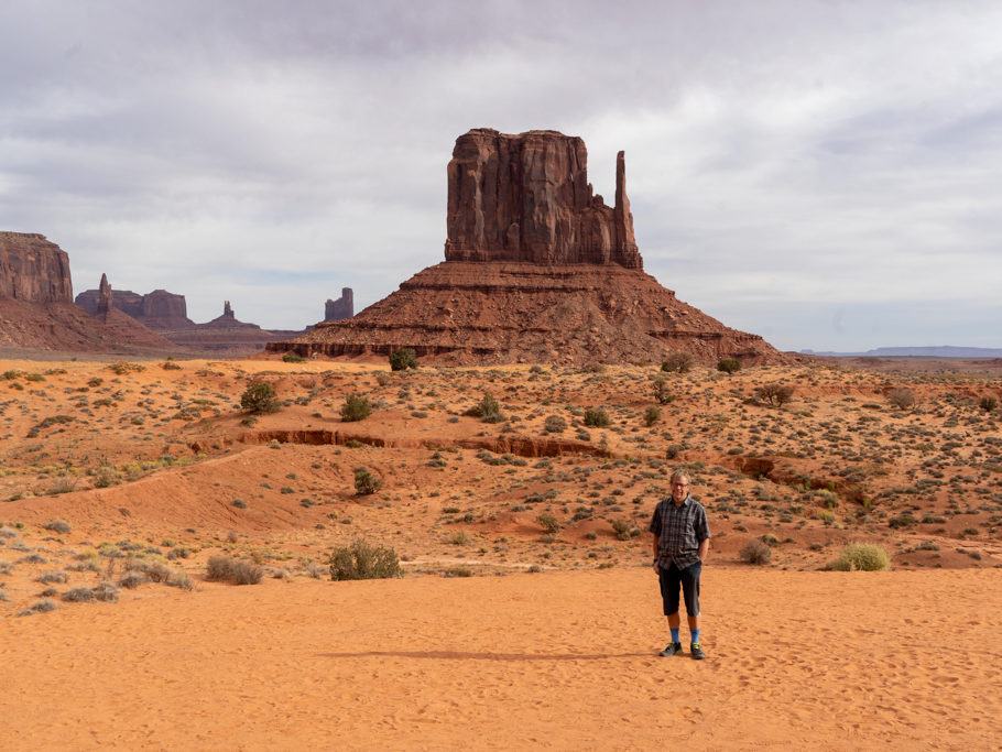 Jo posiert vor East Mitten Butte