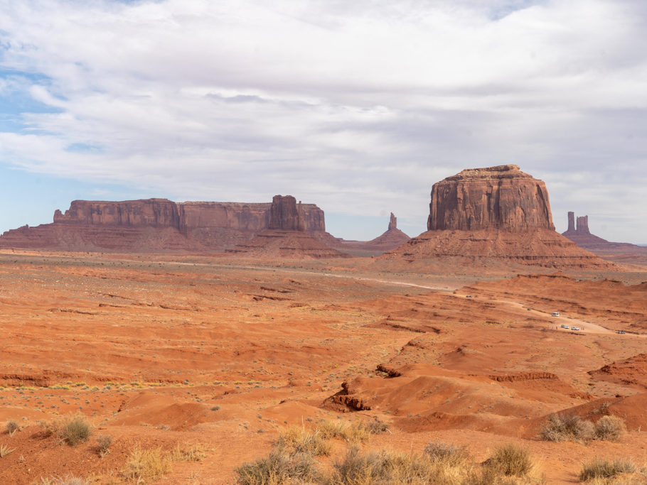 Im Vordergrund: links East Mitten Butte, rechts Merrick Butte, dahinter Sentinel Butte, Big Chief und Castle Butte