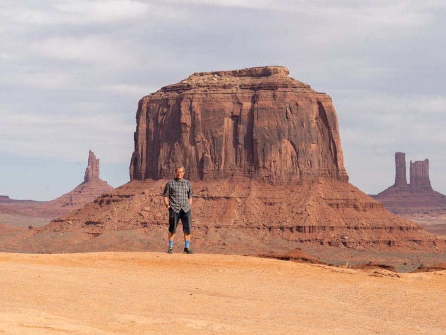 Jo posiert vor Merrick Butte