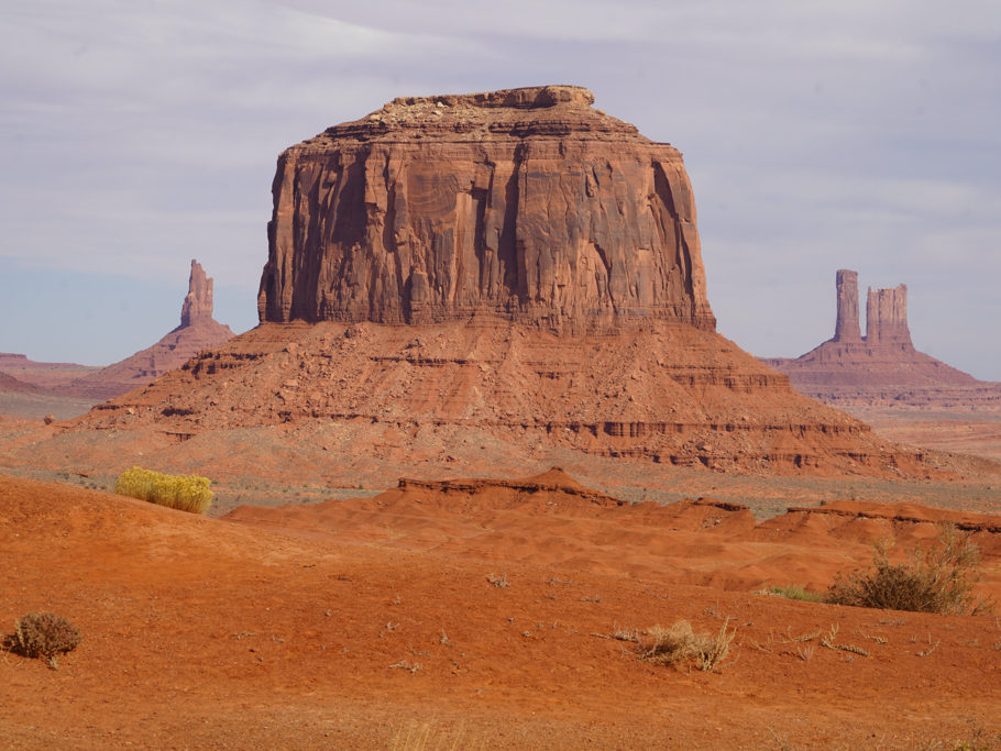Merrick Butte. Klein sieht man noch Big Chief und Castle Butte