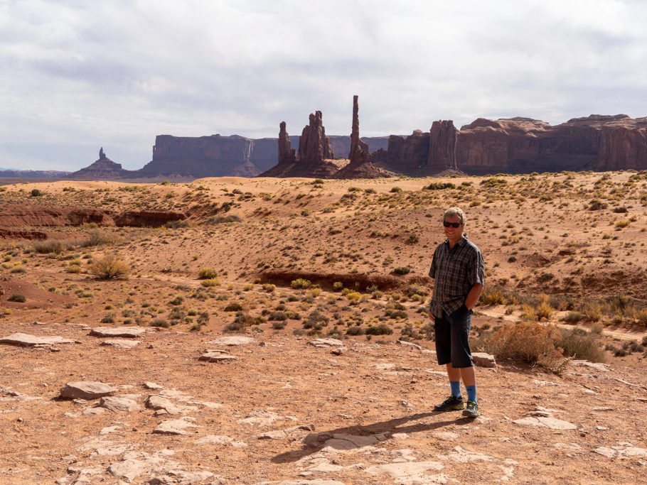 Jo posiert auf der Tour durch das Monument Valley rechts bei Totem Pole und links Yei Bi Chei