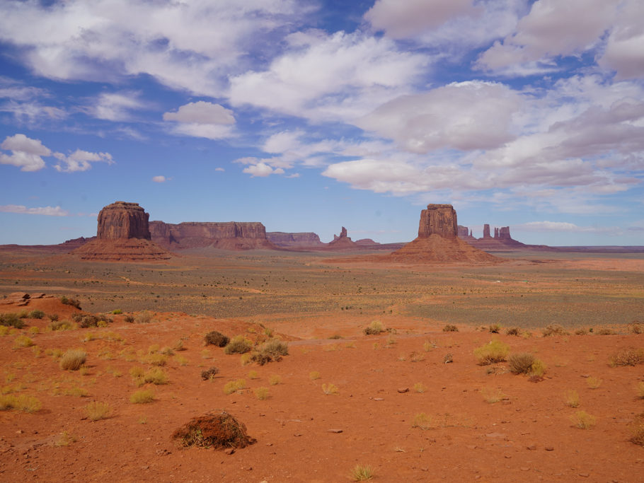 West Mitten Butte und East Mitten Butte am Rand vom Monument Valley