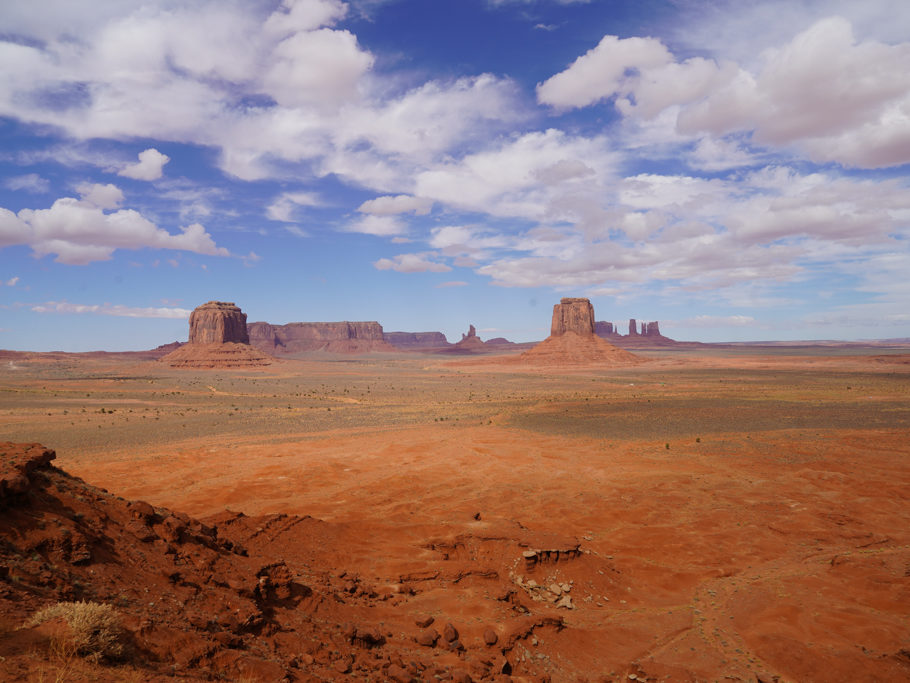 West Mitten Butte und East Mitten Butte am Rand vom Monument Valley