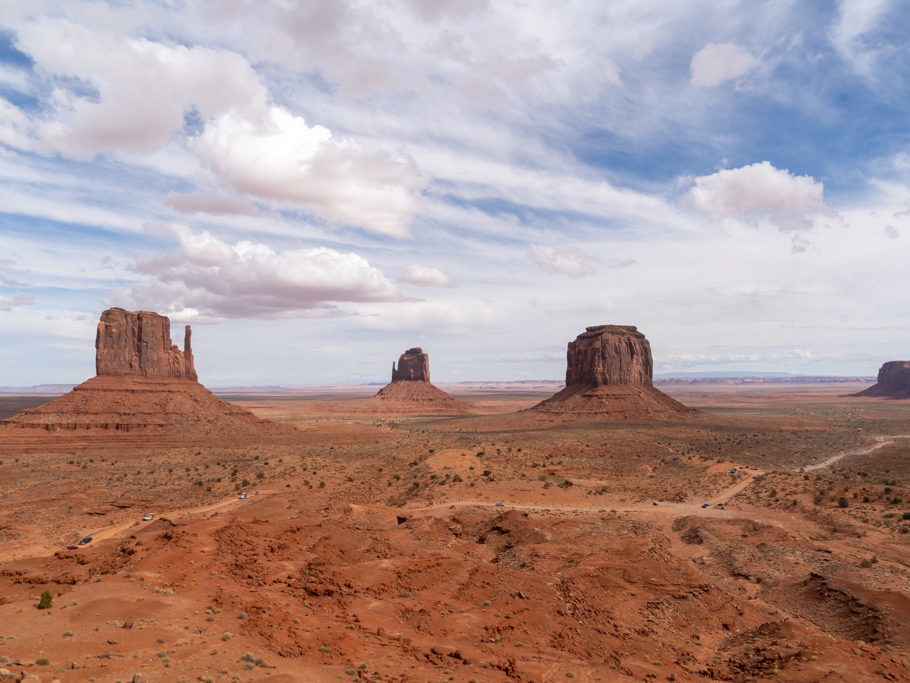 West Mitten Butte,East Mitten Butte, Merrick Butte im Hintergrund Elephant Butte im Monument Valley