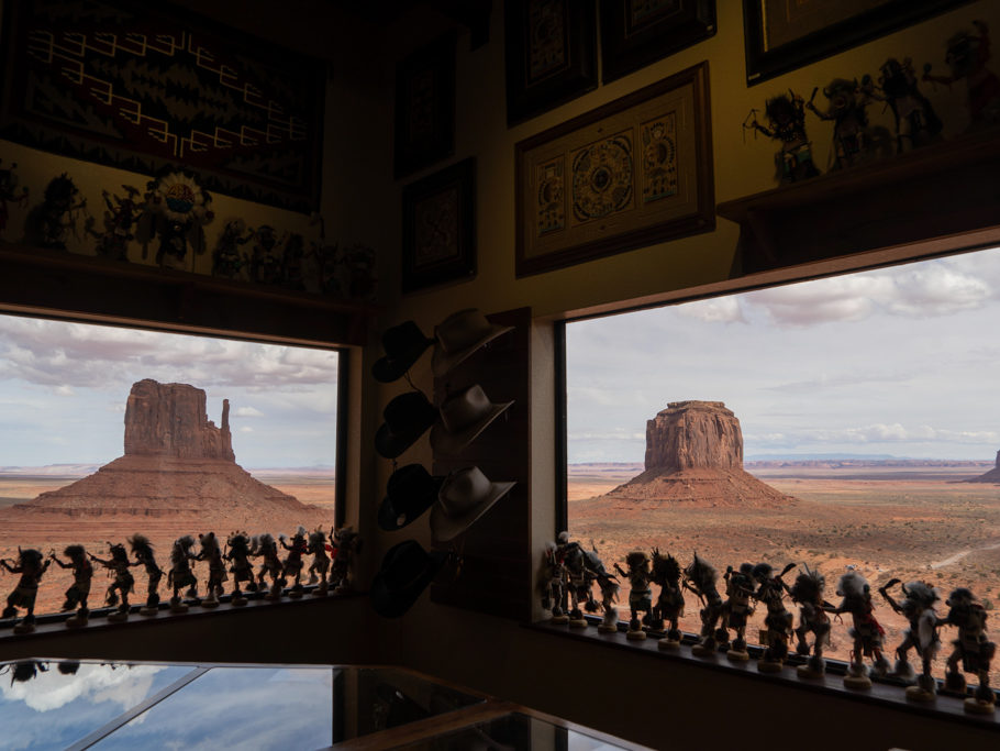Blick durchs Fenster aus dem Visitor Center im Monument Valley