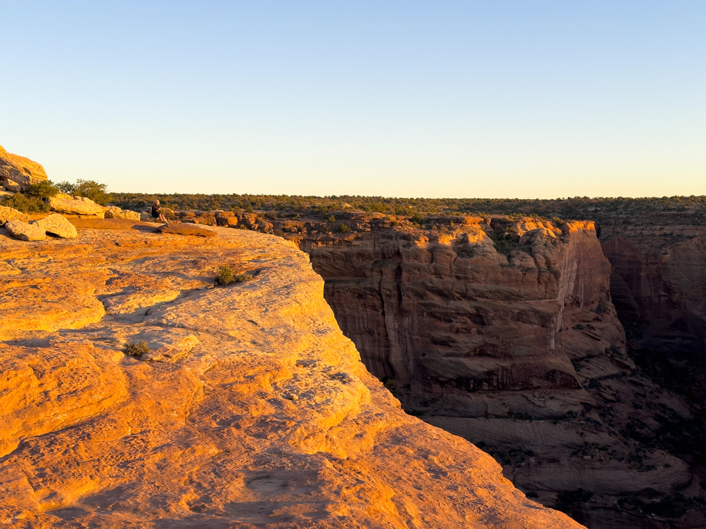 Ma geniesst den Sonnenuntergang am North Rim beim Canyon de Chelly