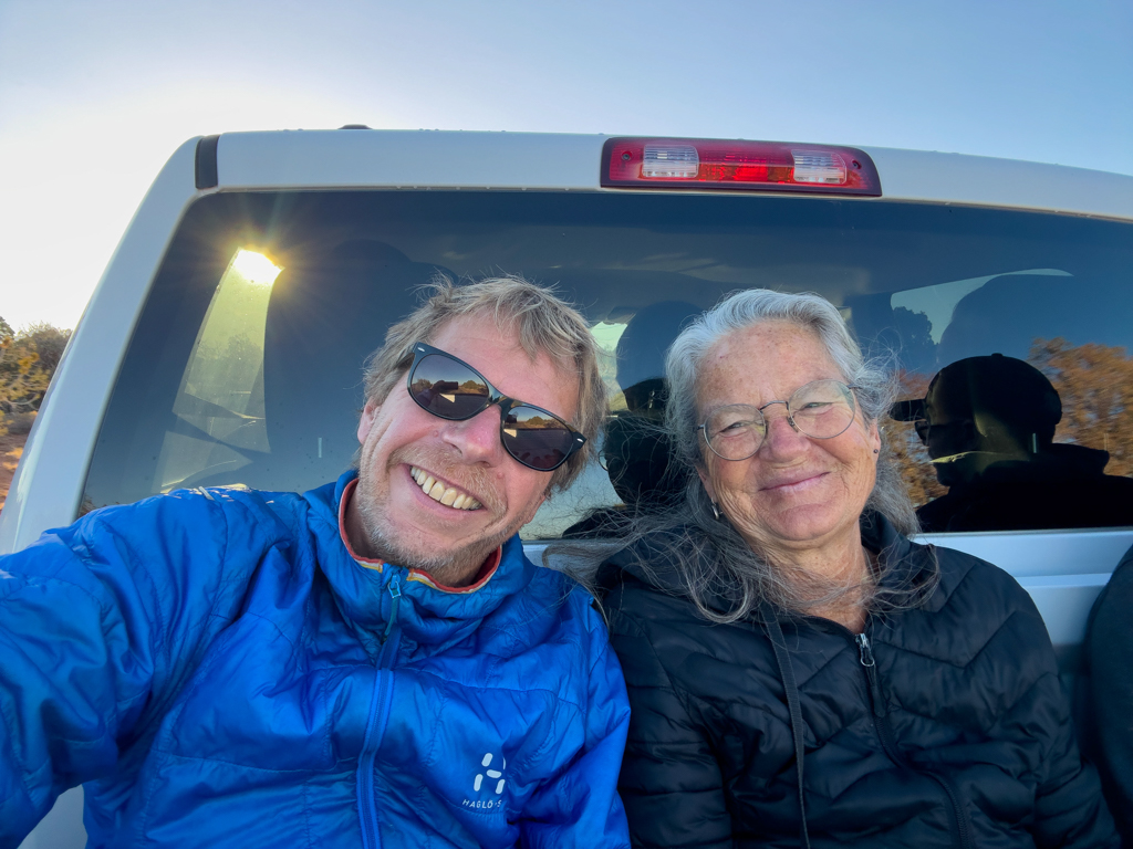 JoMa hinten im Truck auf dem Weg yur Wanderung in den Canyon de Chelly