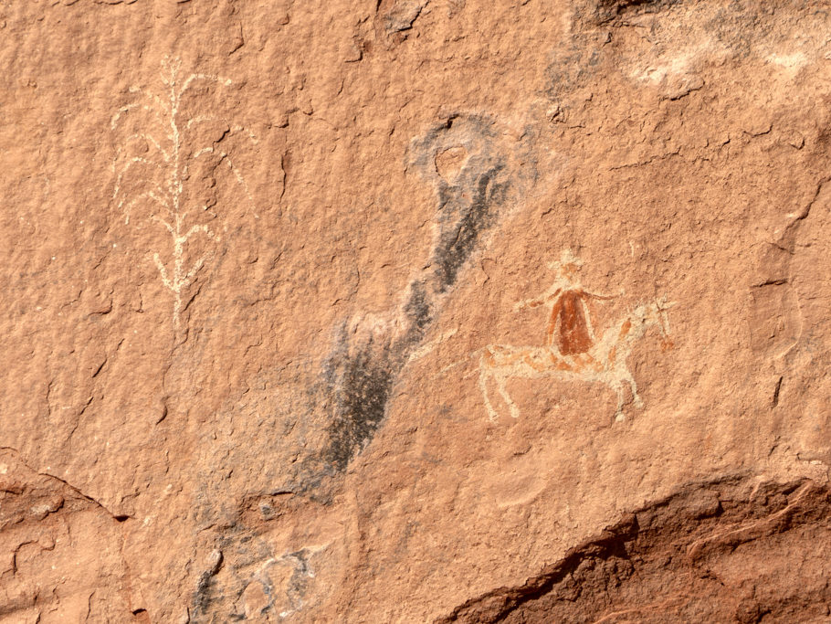 Detail der Petroglyphen im Canyon de Chelly: Reiter auf Pferd und Maispflanze