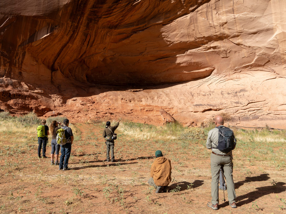 Unserer Gruppe werden die Petroglyphen hier im Canyon de Chelly erklärt