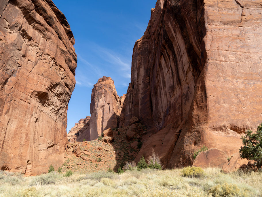 Im Canyon de Chelly mit seinen steilen Felswänden