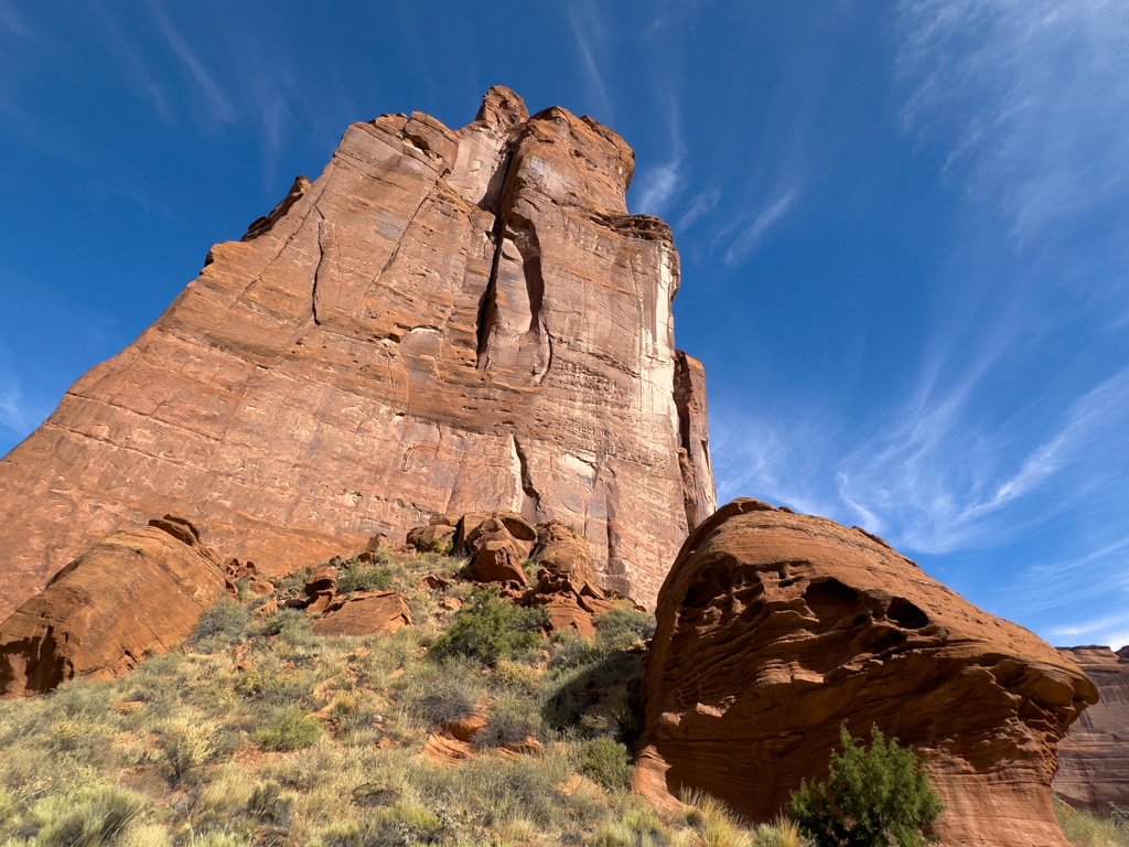 Im Canyon de Chelly mit seinen steilen Felswänden