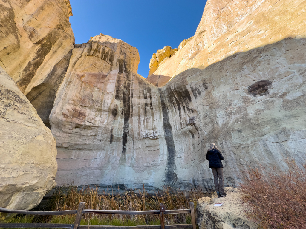 Unsere Wanderung im El Morro Monument. Ma bei der kleinen Wasserstelle