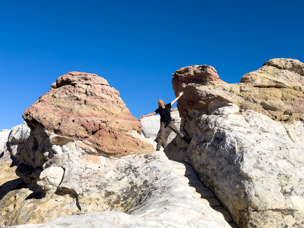 Ma posiert auf dem Wanderweg um und auf das El Morro Monument herum