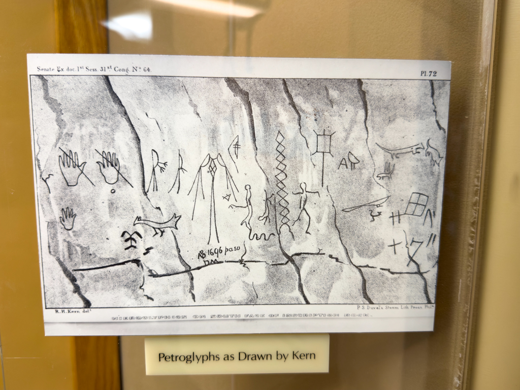 Zeichnung einiger Petroglyphen ausgestellt im Visitor Center im El Morro Monument