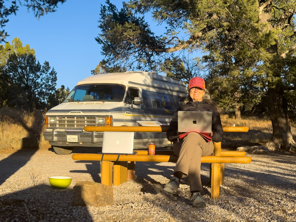 Wir geniessen die untergehende Sonne auf unserem Campground am EL Morro Monument.