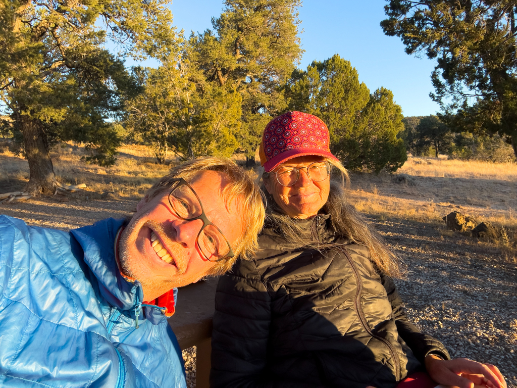 Wir geniessen die untergehende Sonne auf unserem Campground am EL Morro Monument.