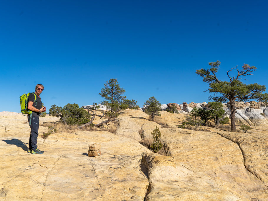 Jo wandert um das El Morro Monument herum