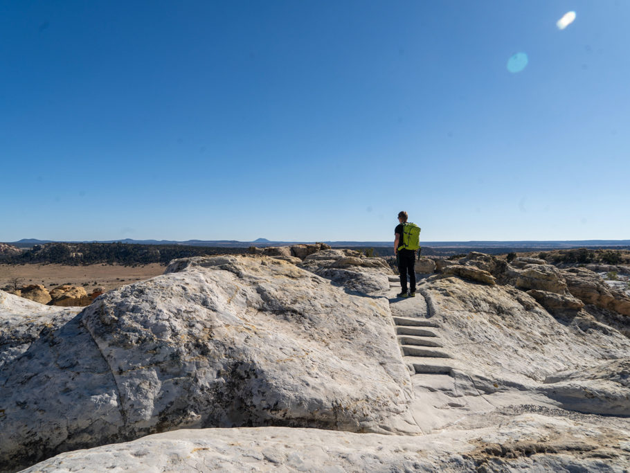 Jo blickt in die Tiefe. Auf dem Wanderweg um und auf das El Morro Monument herum