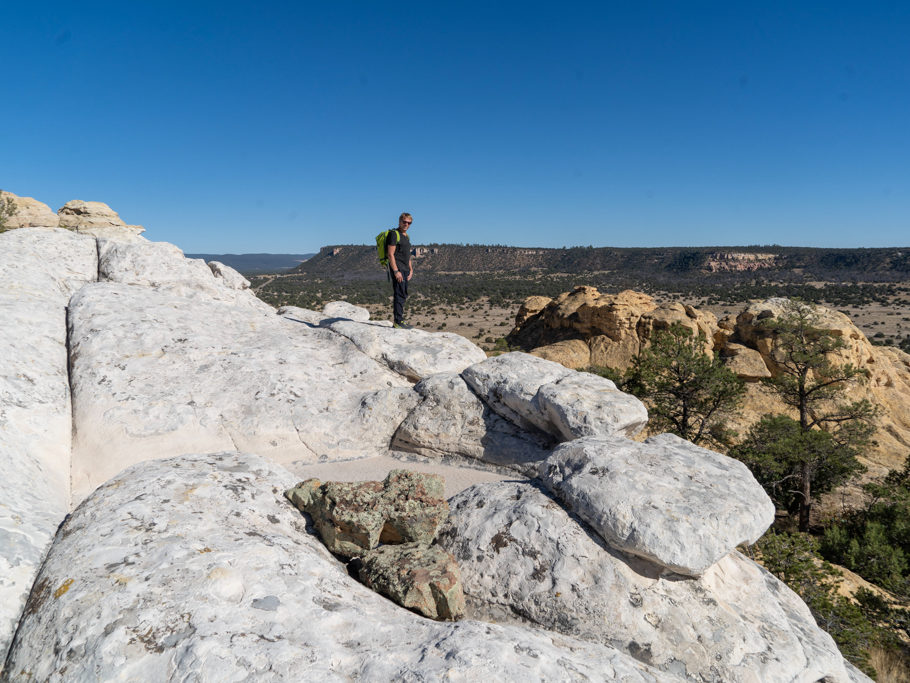 Jo blickt in die Tiefe. Auf dem Wanderweg um und auf das El Morro Monument herum