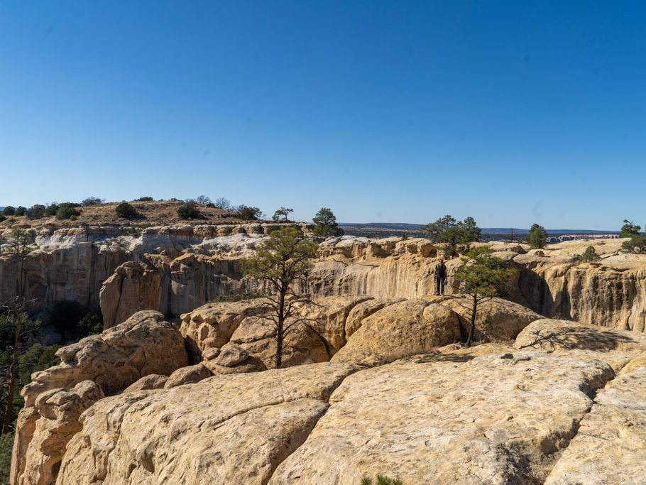 der kleine Jo blickt in die Tiefe. Auf dem Wanderweg um und auf das El Morro Monument herum