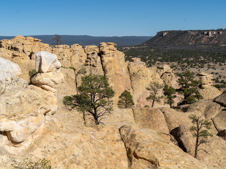 Auf dem Wanderweg um und auf das El Morro Monument herum