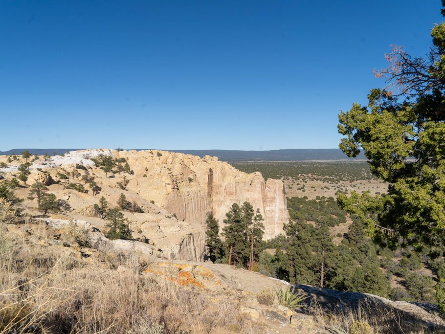 Auf dem Wanderweg um und auf das El Morro Monument herum