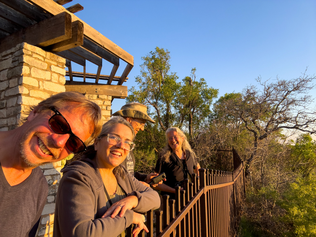 Sonnenuntergang, mit Stephanie und Don auf dem Mt. Bonnell in Austin