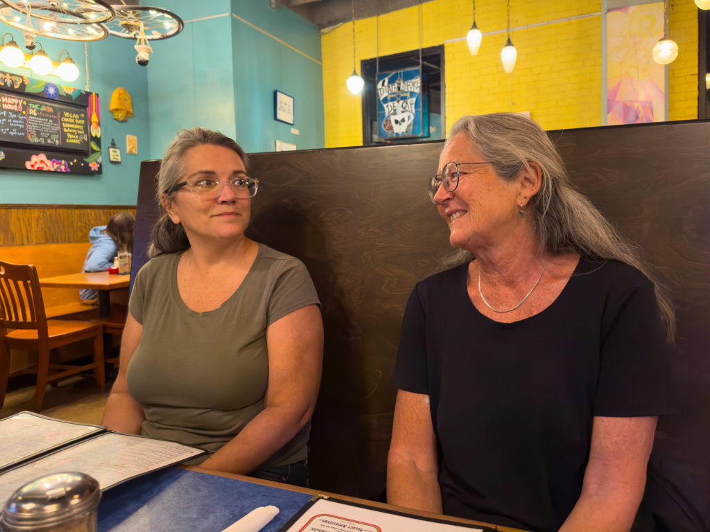 Ma mit Stephanie in der Citizens Eatery in Austin