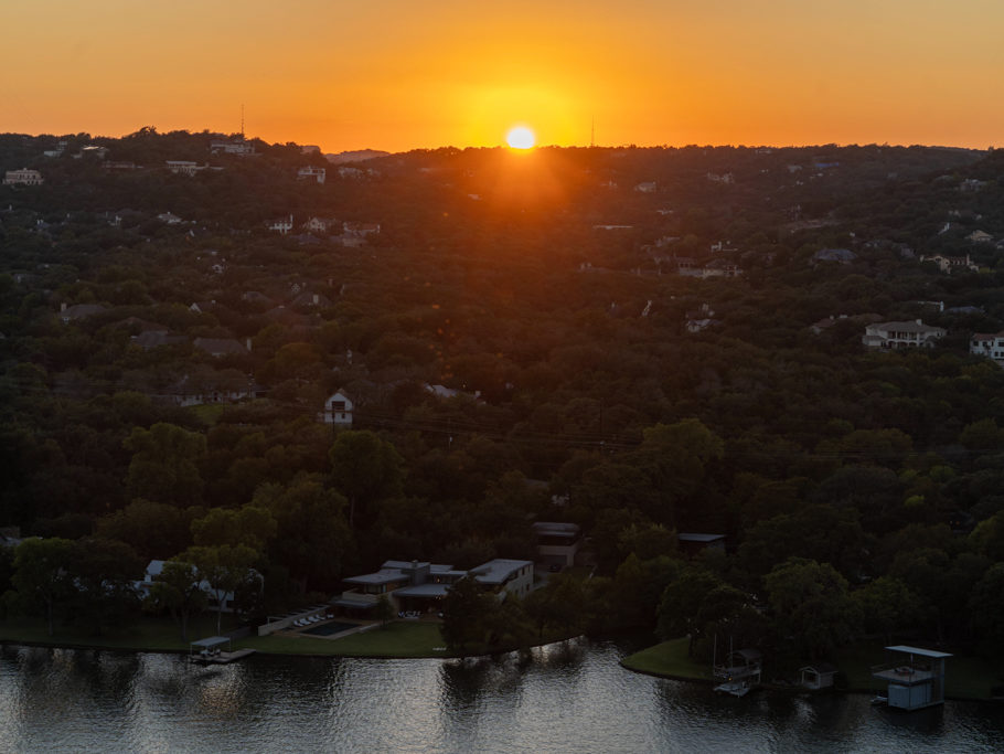 Sonnenuntergang mit Blick vom Mt. Bonnell über den "Colorado River"