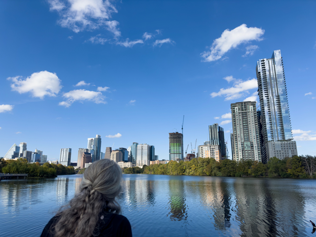 Ma mit Panorama von Austins Skyline am Colorado River