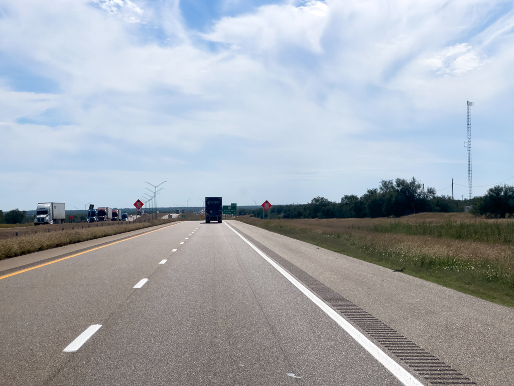 Kurz vor Laredo, die Trucks mehren sich merklich