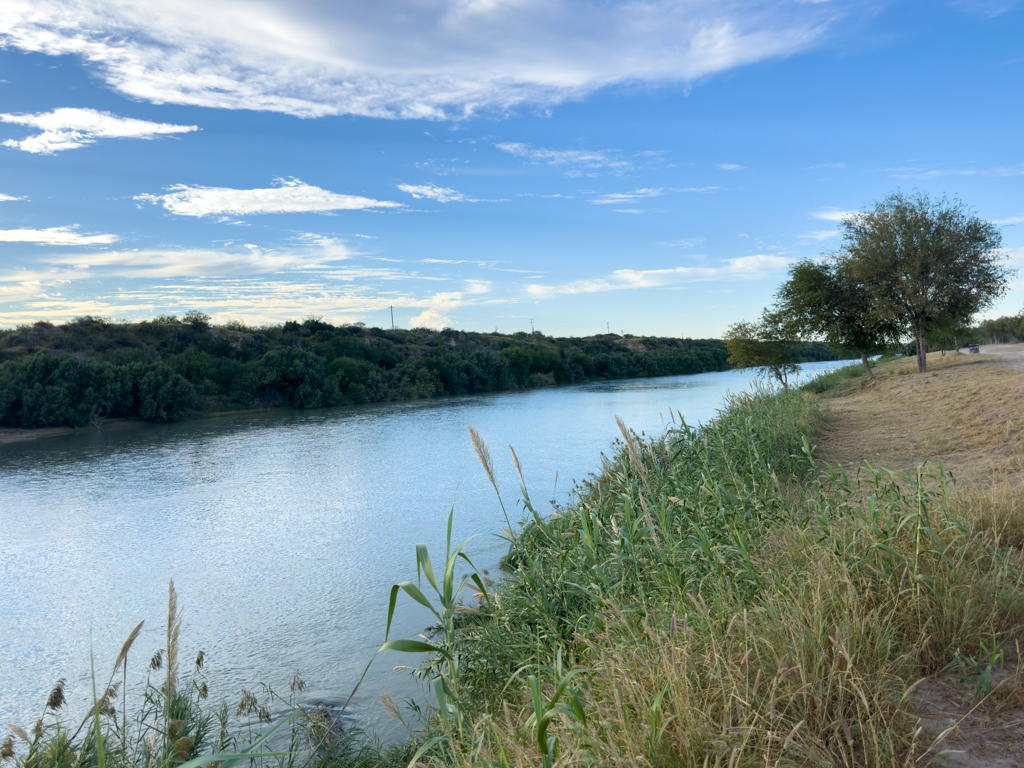 der kleine Rio "Grande" Auf der anderen Seite ist Mexiko. Keine 50m. entfernt