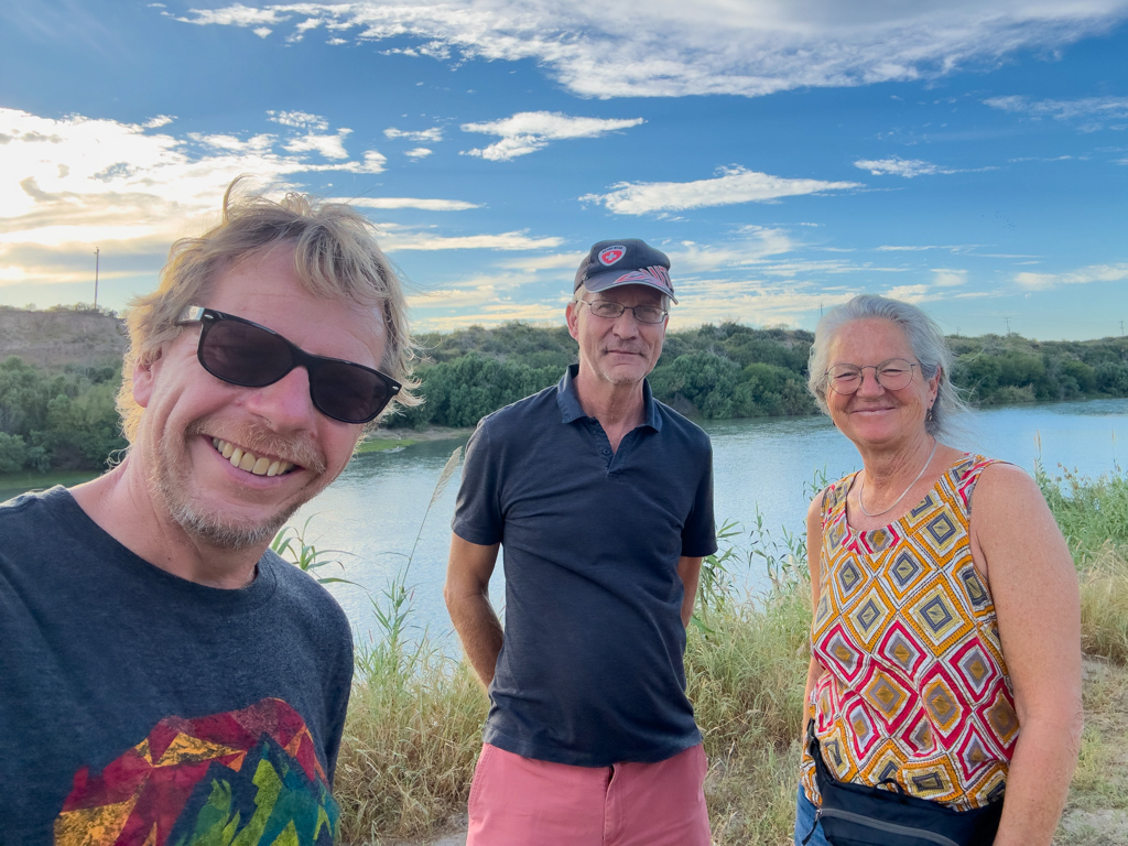 Roland und JoMa machen einen kurzen Spaziergang am Rio Grande, dem Grenzfluss zwischen USA und Mexiko