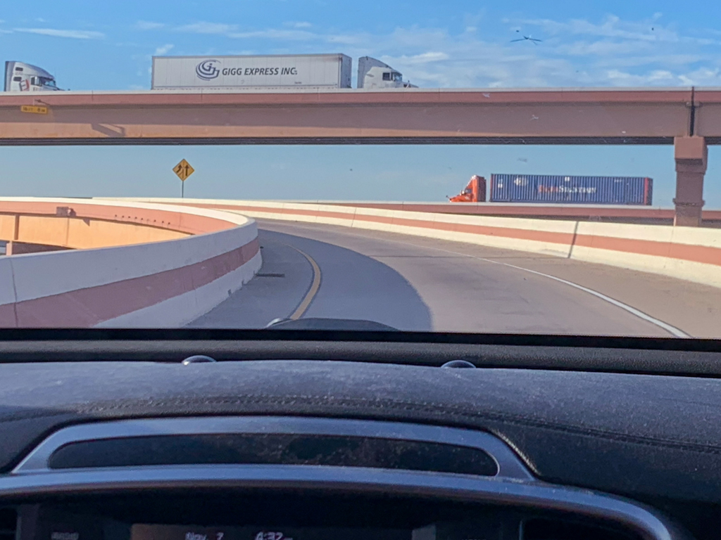 Vor uns die World Trade Bridge auf der NUR Trucks erlaubt sind
