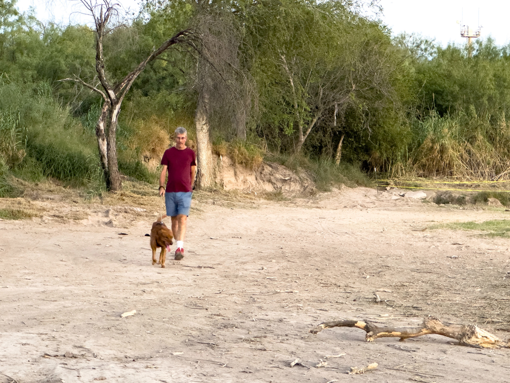 Mit Roland und Loki auf dem Spaziergang am Rio Grande