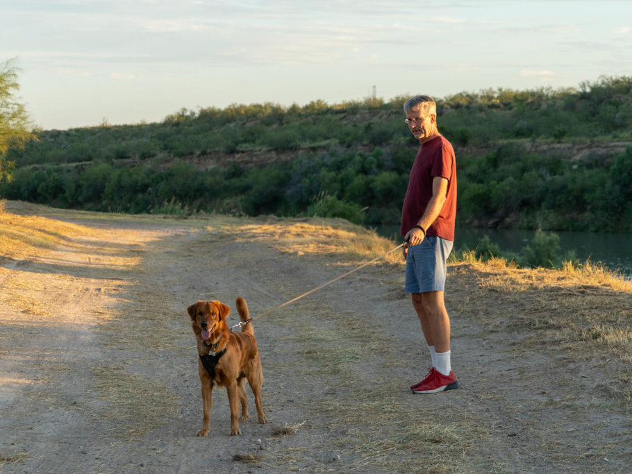 Mit Roland und Loki auf dem Spaziergang am Rio Grande