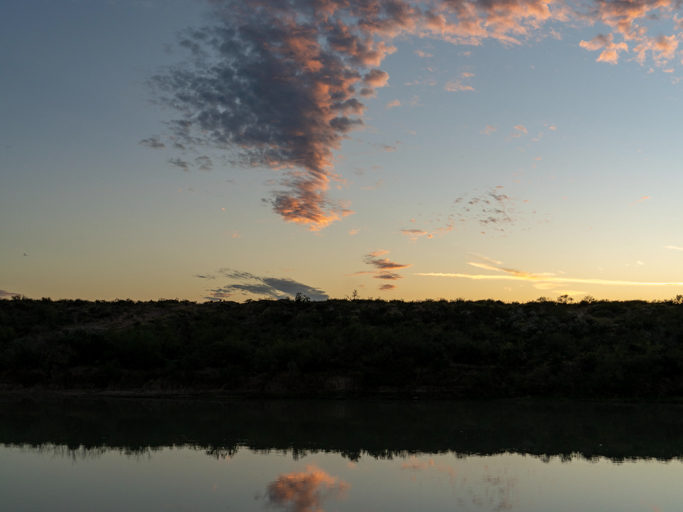 Sonnenuntergang mit schäfchenrosa Wolken am Rio Grande