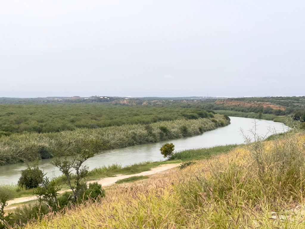 Blick am Grenzfluss Rio Grande entlang