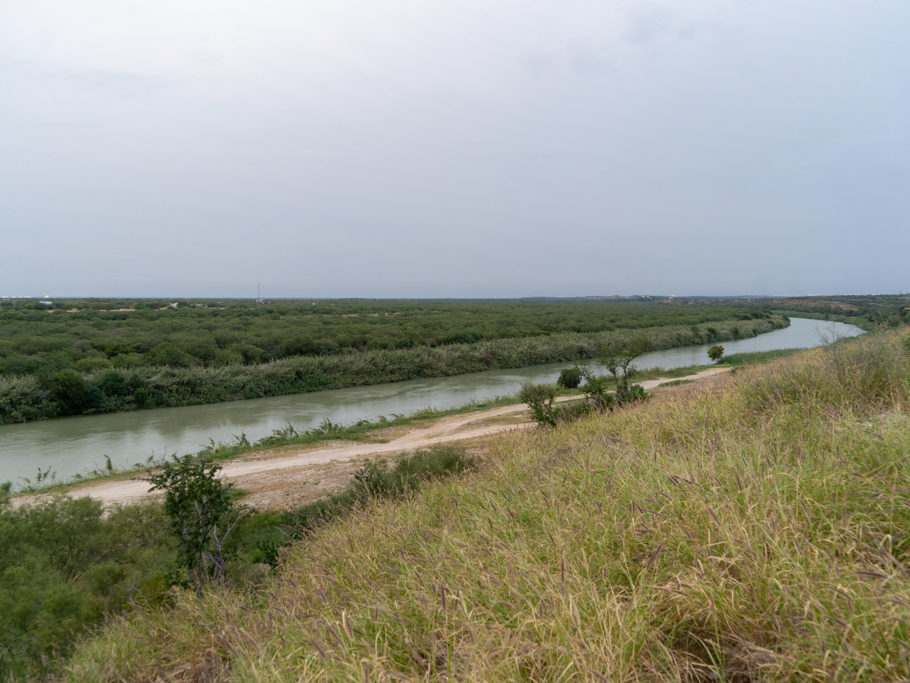 Blick am Grenzfluss Rio Grande entlang