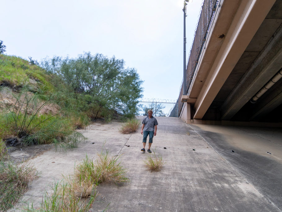 Am Ende der Wanderung kommt Jo an der World Trade Bridge herab gesteppt...