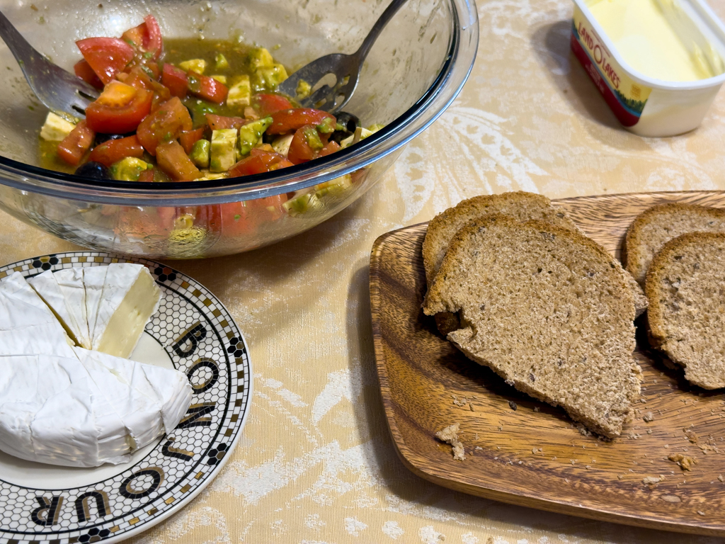 Ein einfaches Znacht mit Roland selbst gebackenen Brot und Salat. Herrlich!