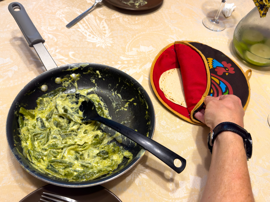 Selbstgemachte Tacos mit Käse und Peperoni