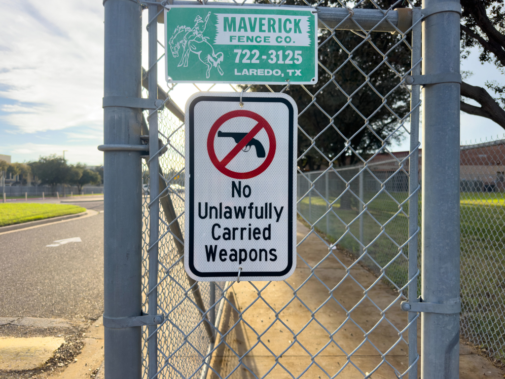 Hinweis an der Schule. Anscheinend muss das hier in den USA so sein. Traurig und wahr!