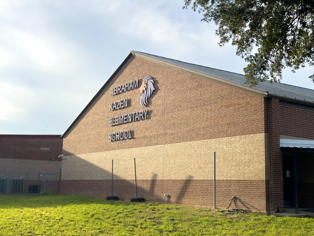 Die Abraham Kazen Mittelschule hier im Block bei Roland und Lety