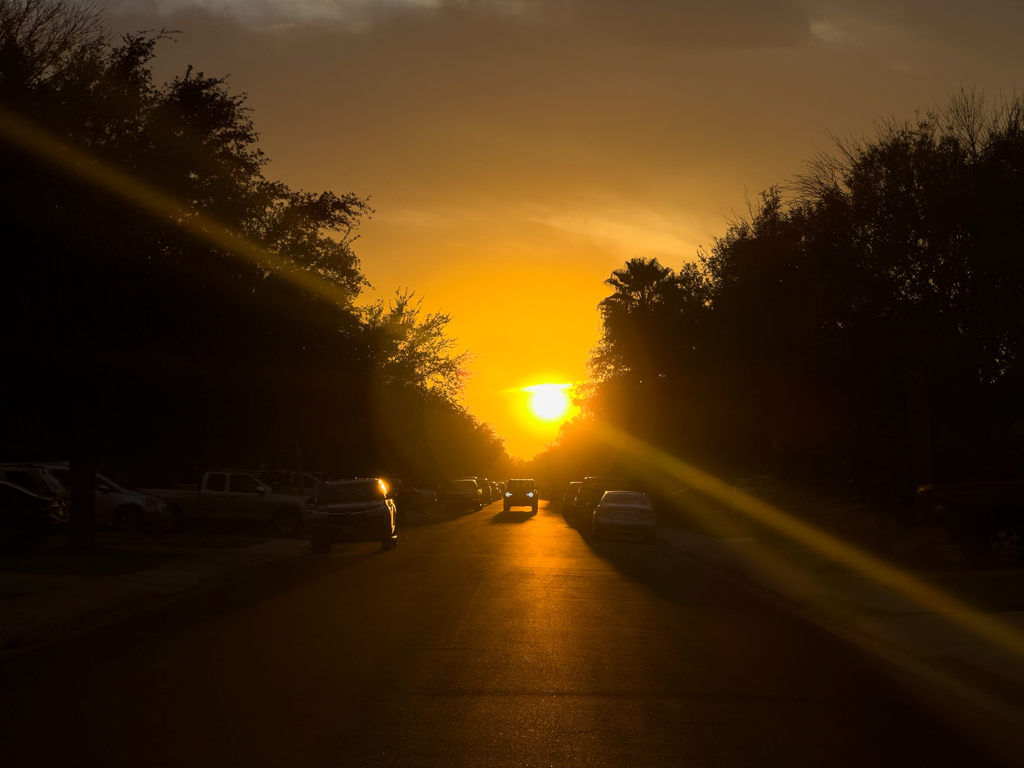 Die untergehende Sonne im Quartier