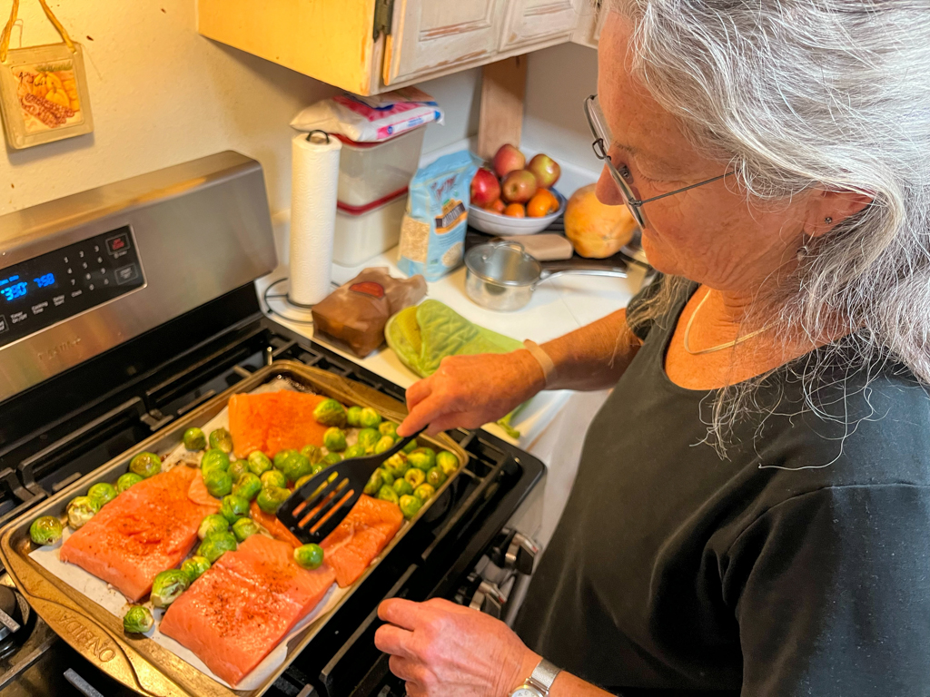 Ma bei der Znacht Zubereitung: Lachs mit Röslichööl und Ofengemüse