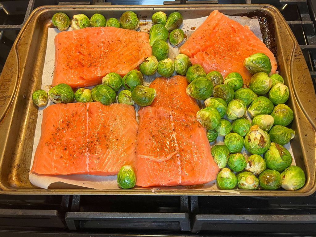 Ma bei der Znacht Zubereitung: Lachs mit Röslichööl und Ofengemüse